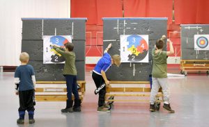 Lapset irrottavat nuolia taulusta Artemiksen junioriharjoituksissa Maunulan liikuntahallissa.